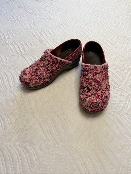 Sanita Shoes - Sanita Women’s Pink Rose-Floral Embroidered Tapestry Fabric Clogs. Size 38 (7.5)